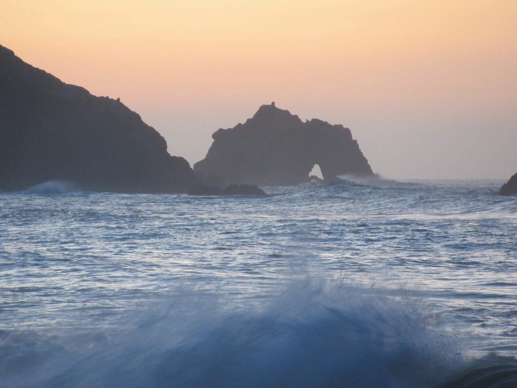 恋路け浜から見た日出の石門